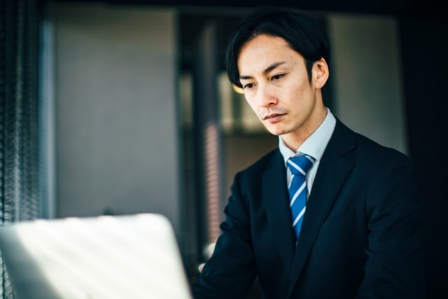 上司に頼まれて代わりにメールを送る場合の例文を社外と社内にわけて紹介